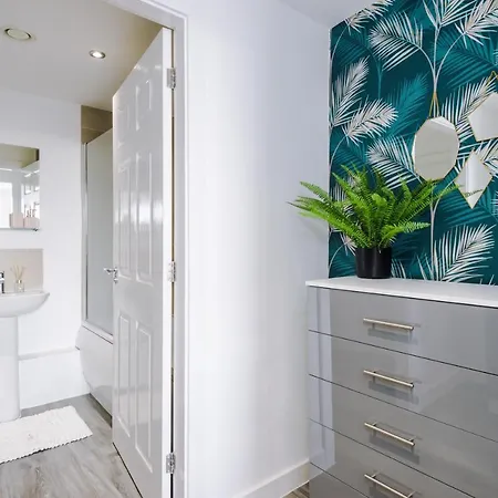 Rest & Recharge At The Orange Grove Apartment Manchester