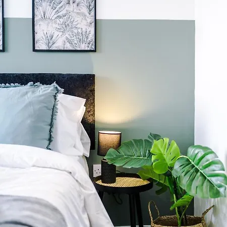 Rest & Recharge At The Orange Grove Apartment *