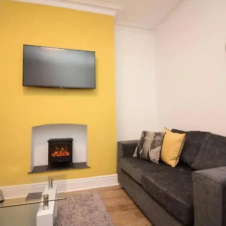 Beautiful Large Modern - Parking - Sleeps 7 Holiday home *