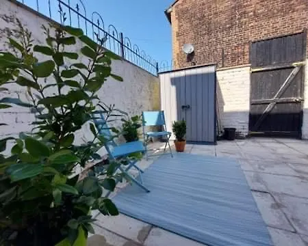 Corner House, Sleeps 8 In 4 Bedrooms, Near Train Station, Great Value! Vakantiehuis