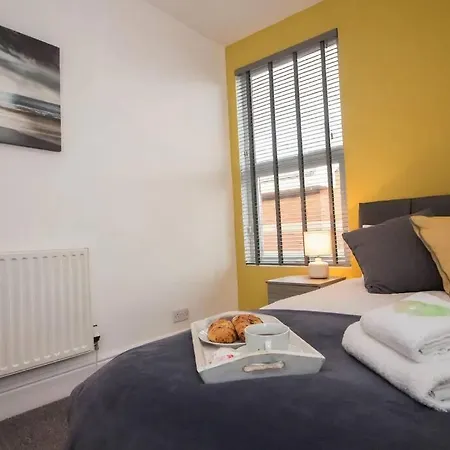 Beautiful Large Modern - Parking - Sleeps 7 Holiday home