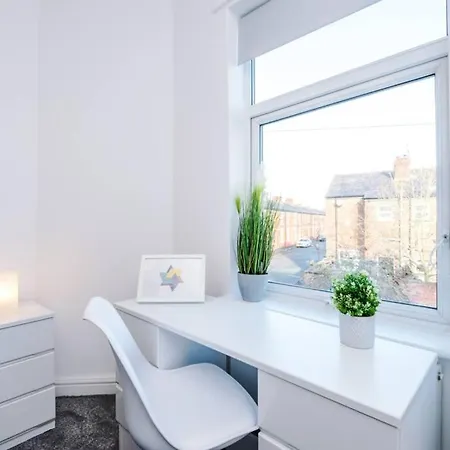 Holiday home Stunning Refurbished House - Free Wifi - Sleeps 5
