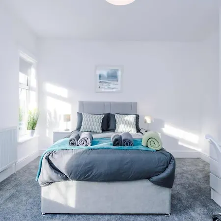 Stunning Refurbished House - Free Wifi - Sleeps 5 * Manchester