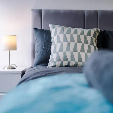 Holiday home Stunning Refurbished House - Free Wifi - Sleeps 5