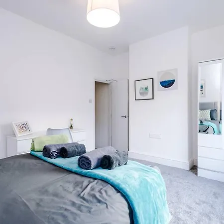 Stunning Refurbished House - Free Wifi - Sleeps 5 Manchester