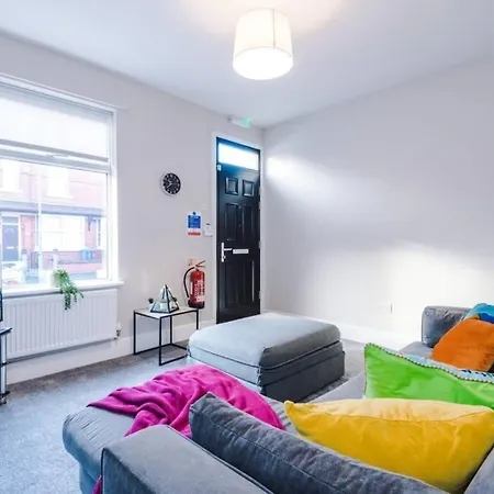 Stunning Refurbished House - Free Wifi - Sleeps 5 Holiday home *