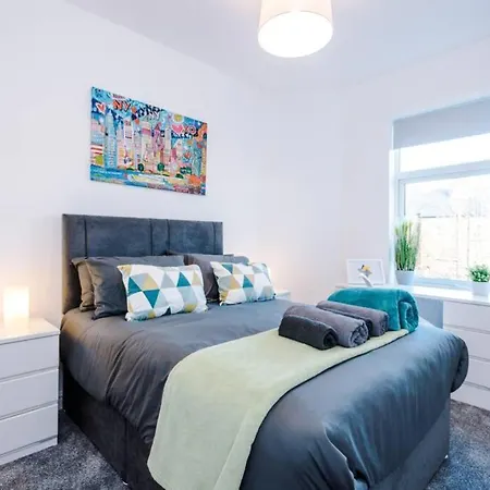 Holiday home Stunning Refurbished House - Free Wifi - Sleeps 5 Manchester