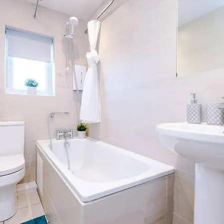Stunning Refurbished House - Free Wifi - Sleeps 5