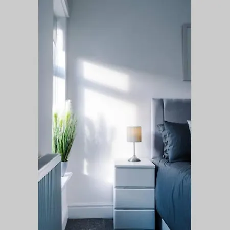 Stunning Refurbished House - Free Wifi - Sleeps 5