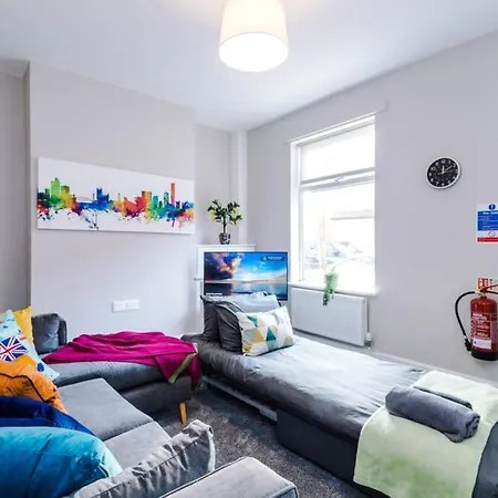 Stunning Refurbished House - Free Wifi - Sleeps 5 Holiday home *
