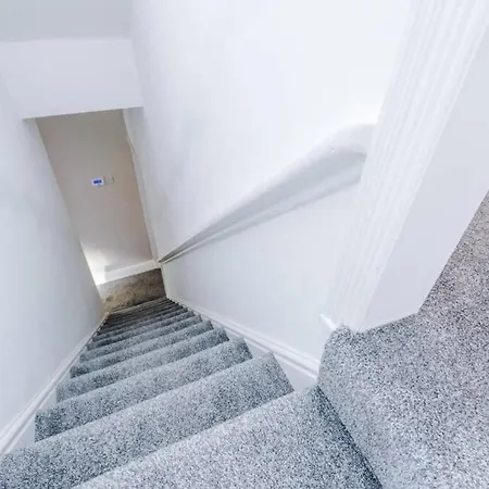 Holiday home Stunning Refurbished House - Free Wifi - Sleeps 5 *