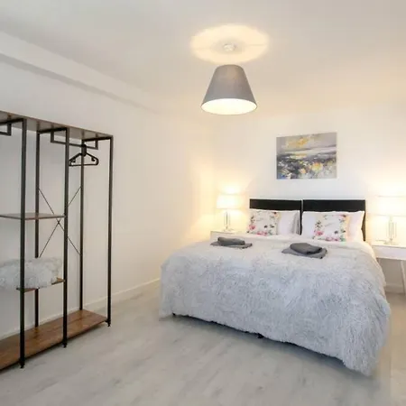 Apartment Modern Fresh 2bd Apt Close To Centre And Uni-slps5 Manchester