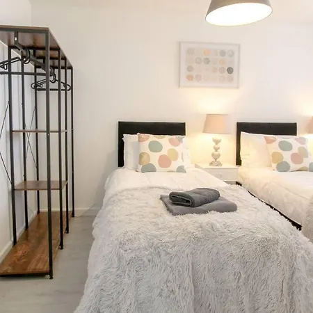 Apartment Modern Fresh 2bd Apt Close To Centre And Uni-slps5 *