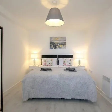 Modern Fresh 2bd Apt Close To Centre And Uni-slps5 * Manchester