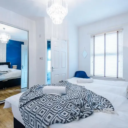 Holiday home R&r Nr Mediacity 4 Bedrms, 6 Beds, Free Parking *