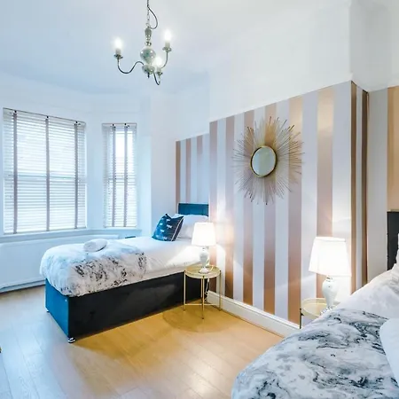 R&r Nr Mediacity 4 Bedrms, 6 Beds, Free Parking Holiday home *
