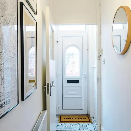 R&r Nr Mediacity 4 Bedrms, 6 Beds, Free Parking * Manchester