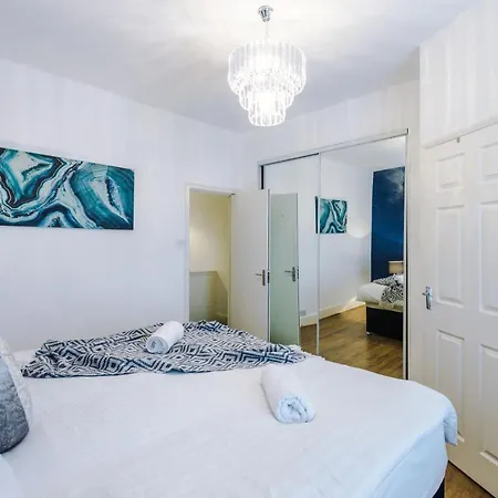 R&r Nr Mediacity 4 Bedrms, 6 Beds, Free Parking * Manchester
