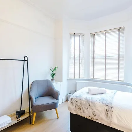 R&r Nr Mediacity 4 Bedrms, 6 Beds, Free Parking Holiday home *