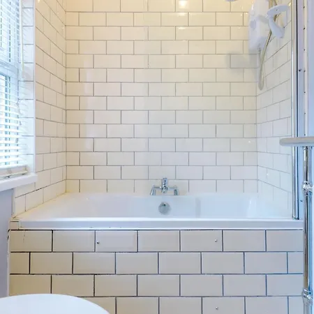 Holiday home R&r Nr Mediacity 4 Bedrms, 6 Beds, Free Parking Manchester