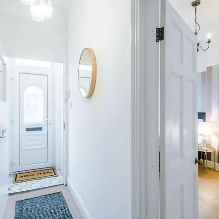 R&r Nr Mediacity 4 Bedrms, 6 Beds, Free Parking Manchester