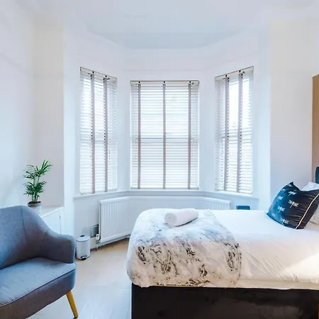 R&r Nr Mediacity 4 Bedrms, 6 Beds, Free Parking Holiday home Manchester