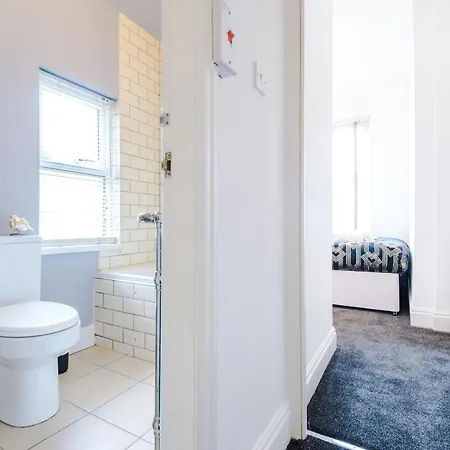 R&r Nr Mediacity 4 Bedrms, 6 Beds, Free Parking * Manchester