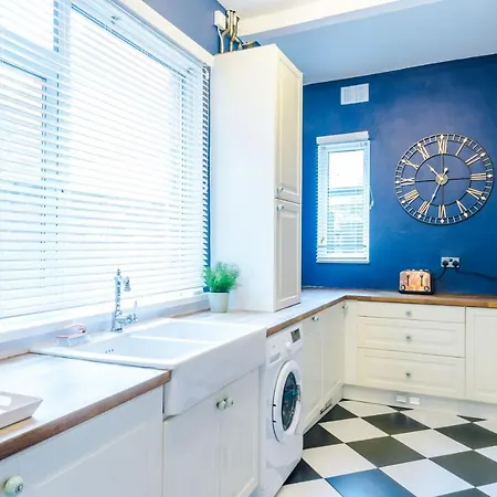 R&r Nr Mediacity 4 Bedrms, 6 Beds, Free Parking * Manchester
