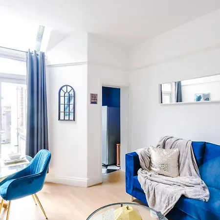 R&r Nr Mediacity 4 Bedrms, 6 Beds, Free Parking Holiday home Manchester
