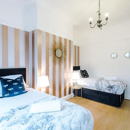 R&r Nr Mediacity 4 Bedrms, 6 Beds, Free Parking Holiday home *