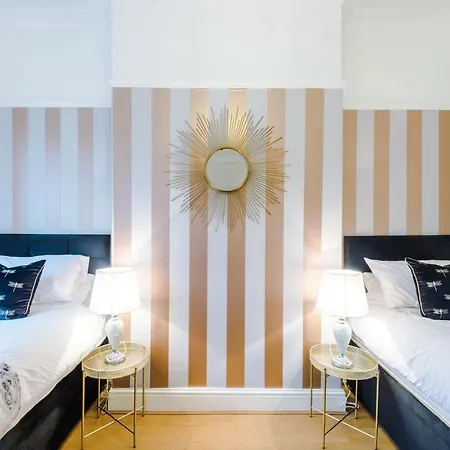 R&r Nr Mediacity 4 Bedrms, 6 Beds, Free Parking Holiday home Manchester