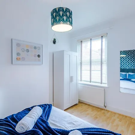R&r Nr Mediacity 4 Bedrms, 6 Beds, Free Parking Holiday home