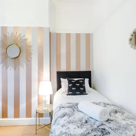 R&r Nr Mediacity 4 Bedrms, 6 Beds, Free Parking Holiday home *
