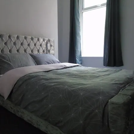 Great 2-bed In Next To Trams Apartment *