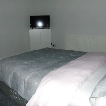 Great 2-bed In Next To Trams