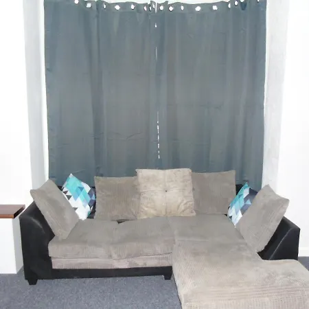Apartment Great 2-bed In Next To Trams *