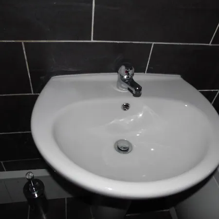 Great 2-bed In Next To Trams Apartment *