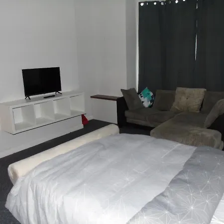 Apartment Great 2-bed In Next To Trams *