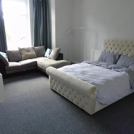 Great 2-bed In Next To Trams