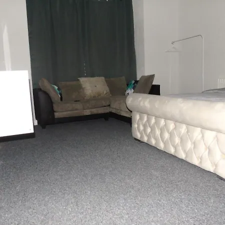Great 2-bed In Next To Trams