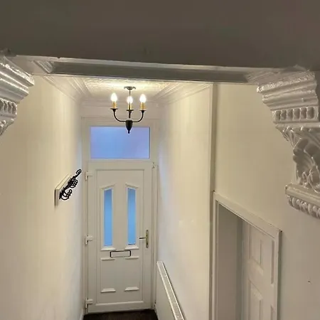 Cherie Gorgeous 4 Bedrooms Stylish Modern House In Manchester