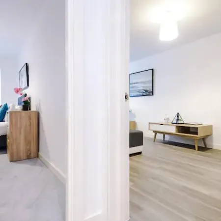 The Halo 2 Bedroom Apartment- Hosted By Mcr Dens Apartment *