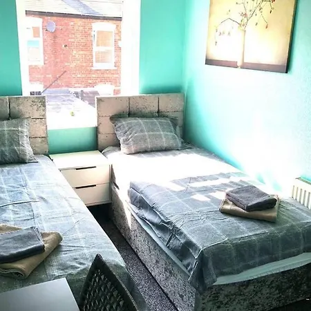 The Pad - 3br Entire House With Parking Holiday home Manchester