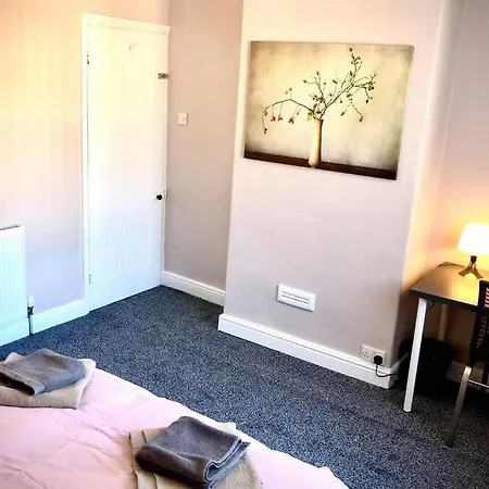The Pad - 3br Entire House With Parking Holiday home Manchester
