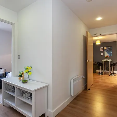 Luxurious 2 Bed Apartment דירה *