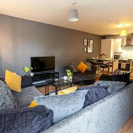 Luxurious 2 Bed Apartment דירה *