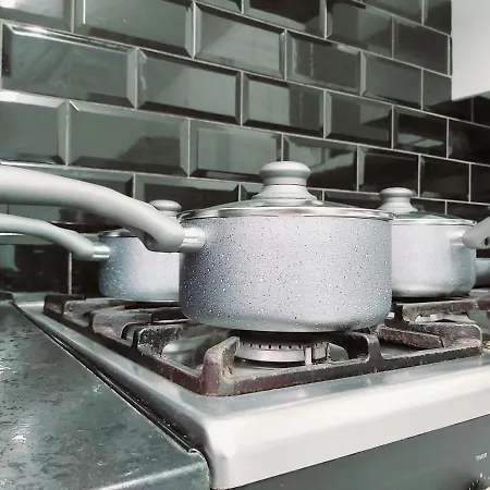 Gorgeous Stylish Cheri Victorian House In Semesterbostad