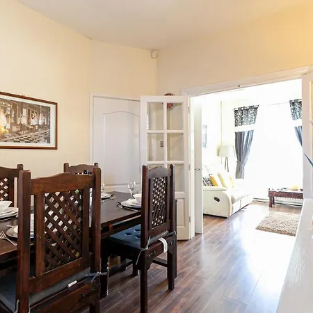 Spacious Comfortable 3Bed Home - Great Location Манчестер