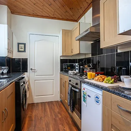 Апартаменты Spacious Comfortable 3Bed Home - Great Location