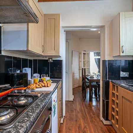 Апартаменты Spacious Comfortable 3Bed Home - Great Location Манчестер
